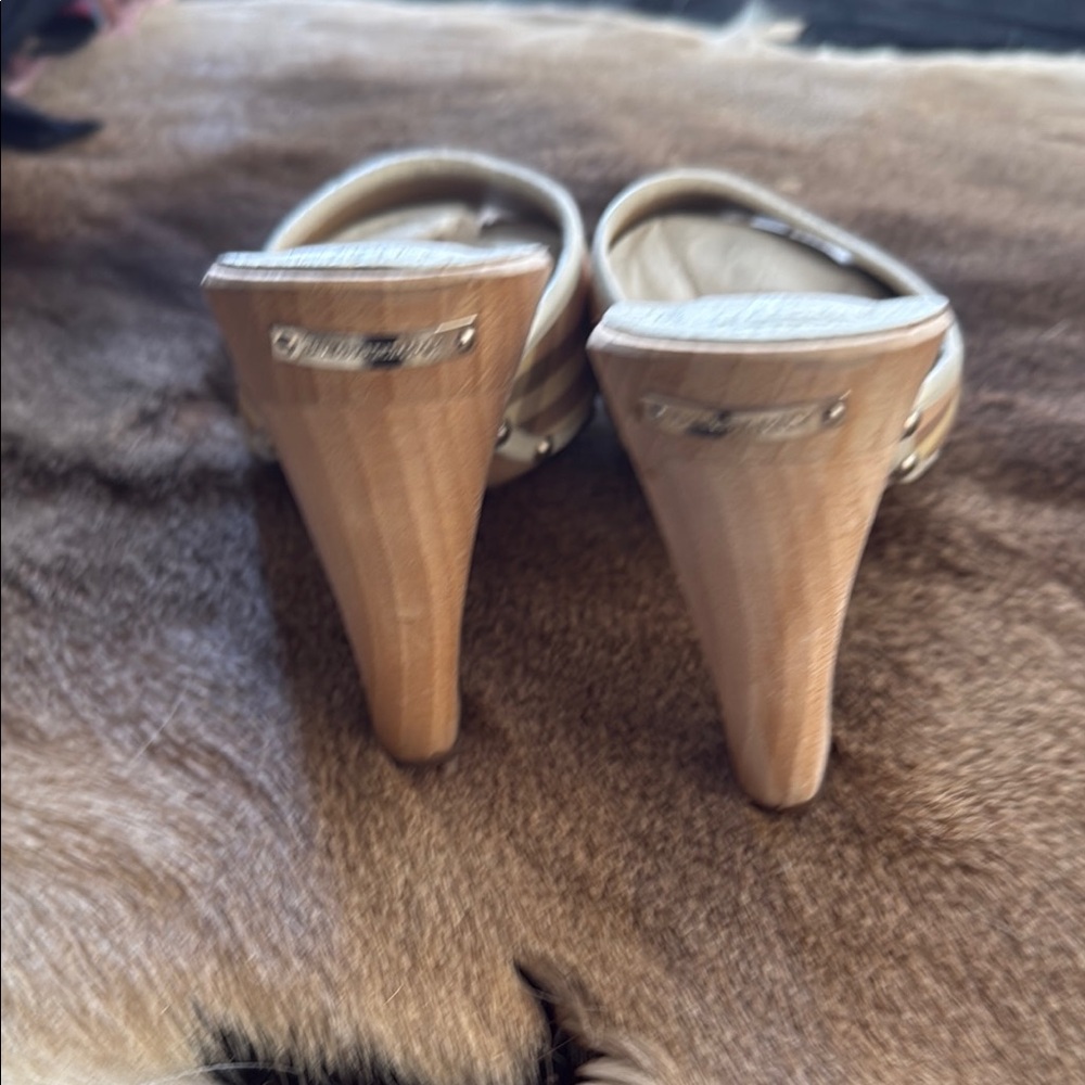 Burberry  Nova Cream and Tan Mules with Elegant Design - Picture 6 of 10